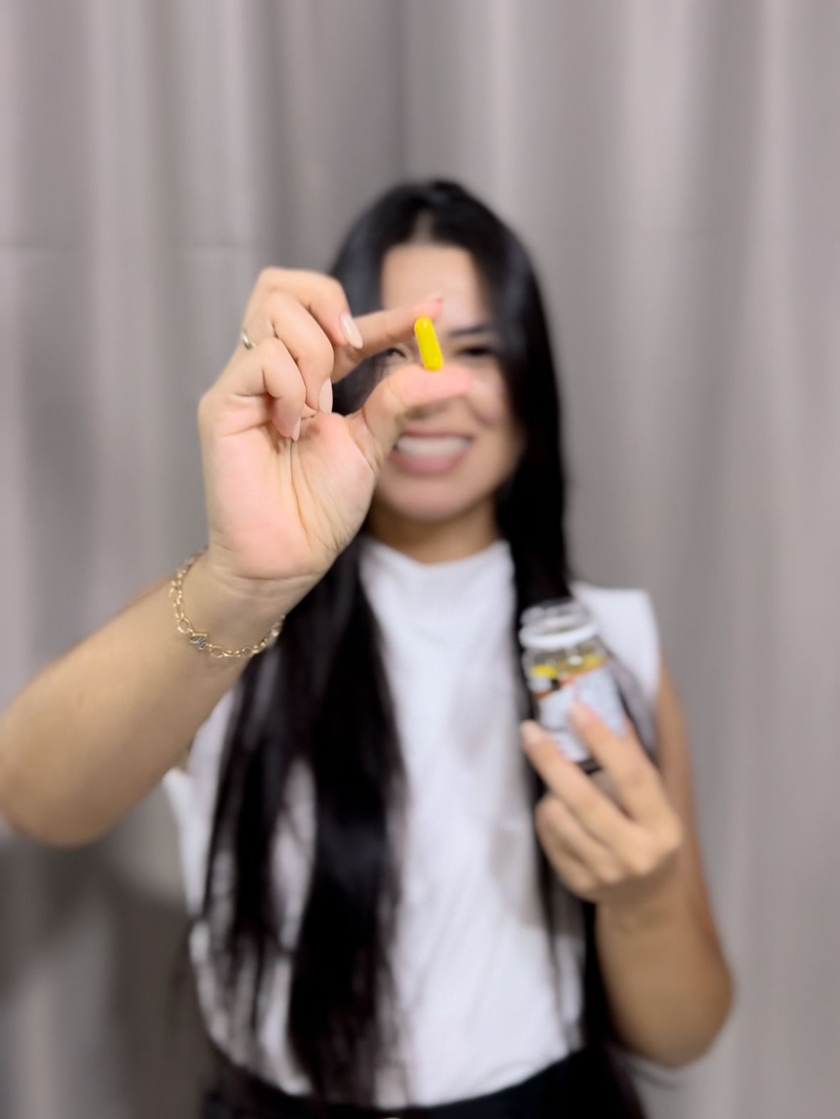 Vanessa sorrindo, segurando o frasco FlexiVida